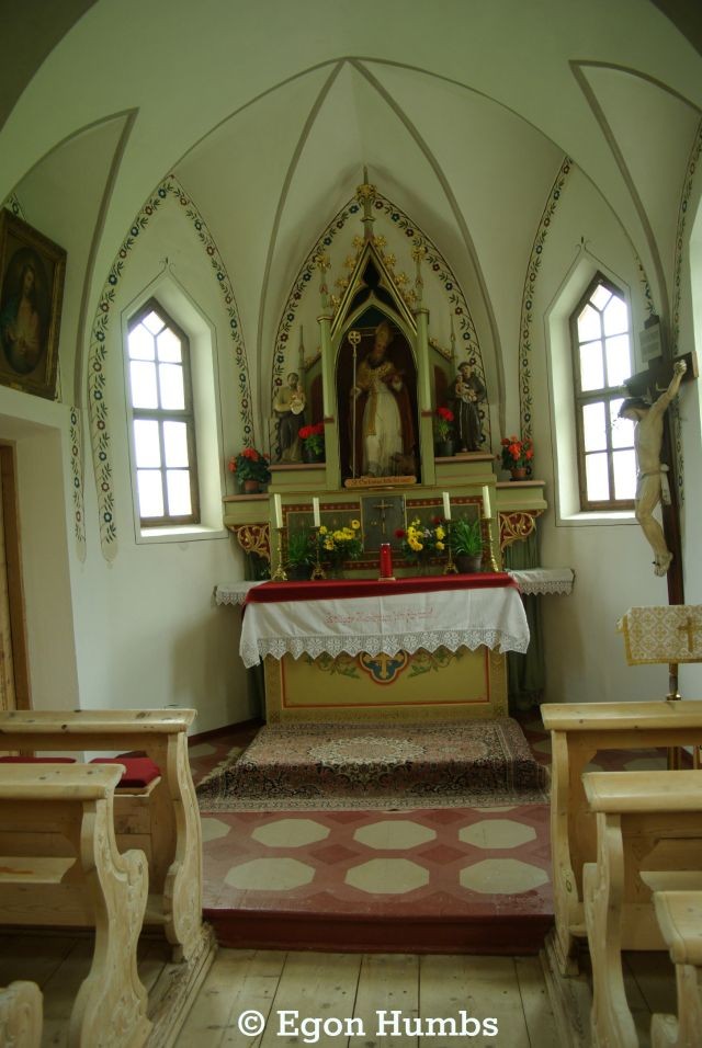Blick in eine Kirche bei Ulfas