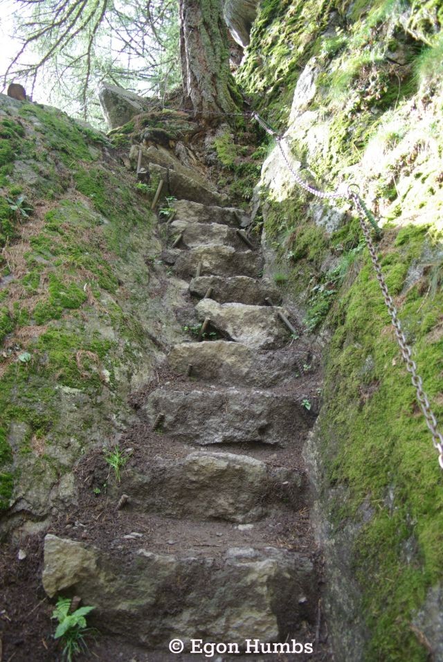 Steile Steintreppe ebenda