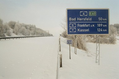 Tief verschneite Autobahn bei Eisenach