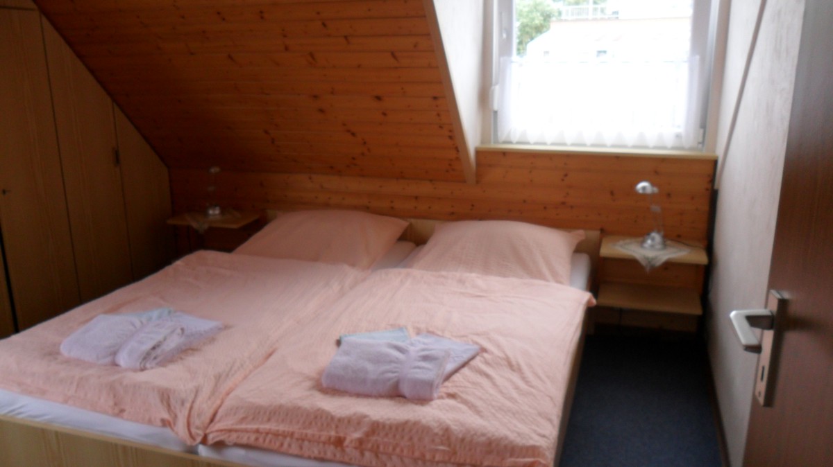 Schlafzimmer mit Ehebetten ( 180 X 200 )