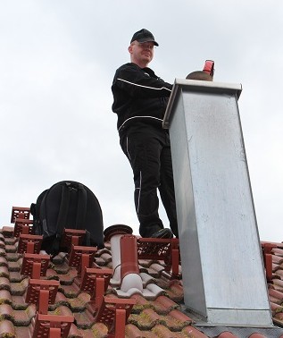 Schornsteinreinigung vom Dach
