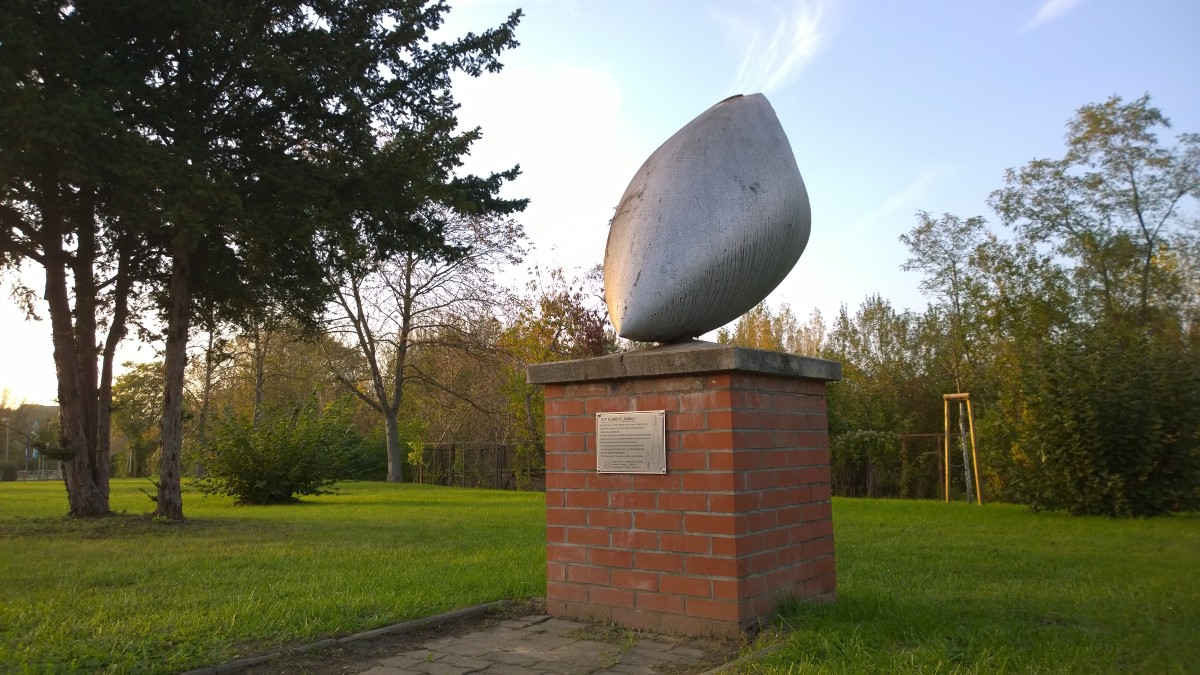 Denkmal "Tallboy-Bombe" in Krumpa an dem Denkmal Luftschutzbunker.