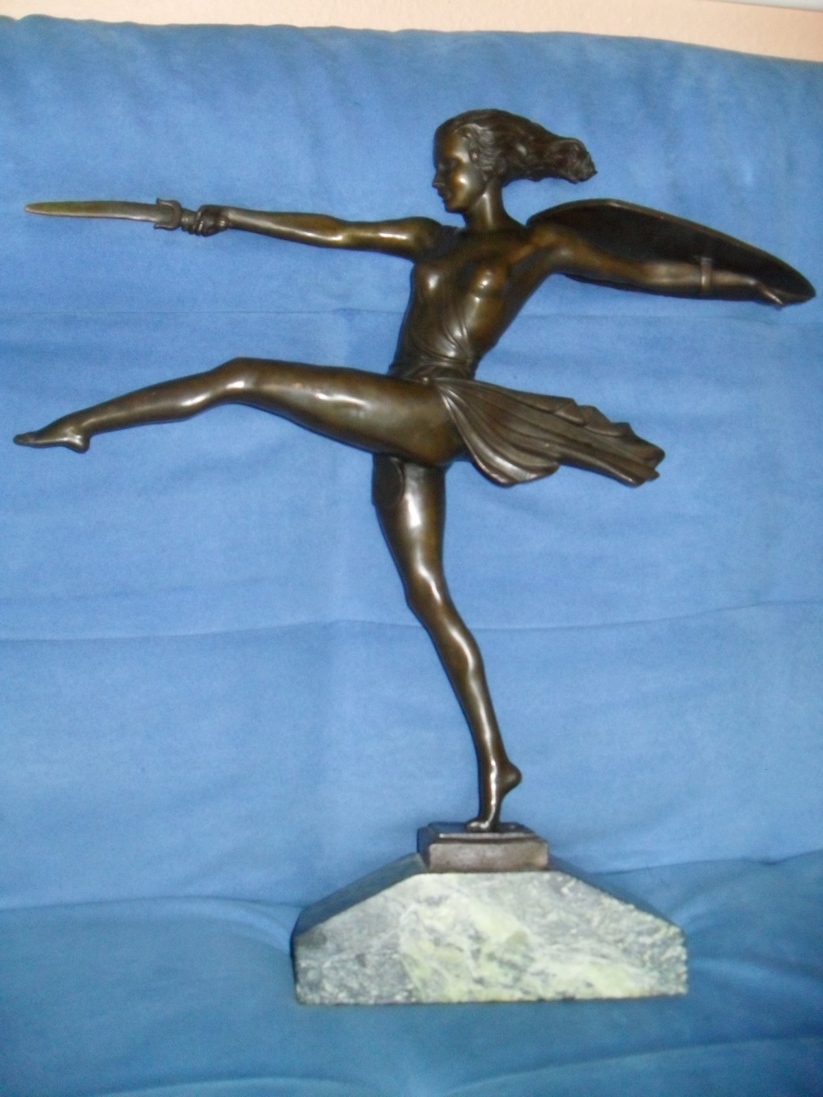 A12 Art Deco Schwertkämpferin Bronze auf Marmorsoc