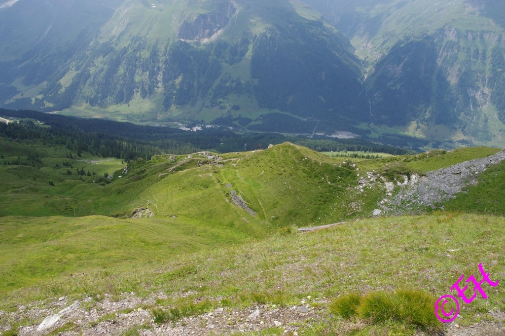 Blick vom zuerst erreichten Gipfel ins Tal