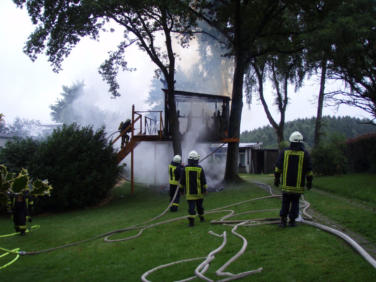 Baumhaus brennt LG Hülsenbusch
