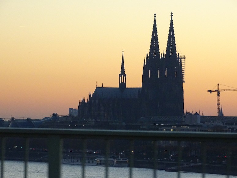 Silhouette vom Kölner Dom. Aufgenommen von der Zoobrücke. Abend am 2.11.15. Foto H. Furch.