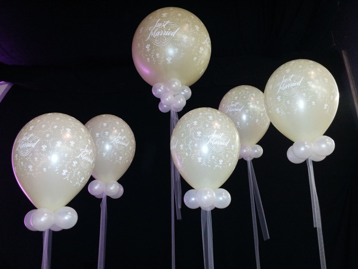 schwebende Luftballons zur Hochzeit als Dekoration