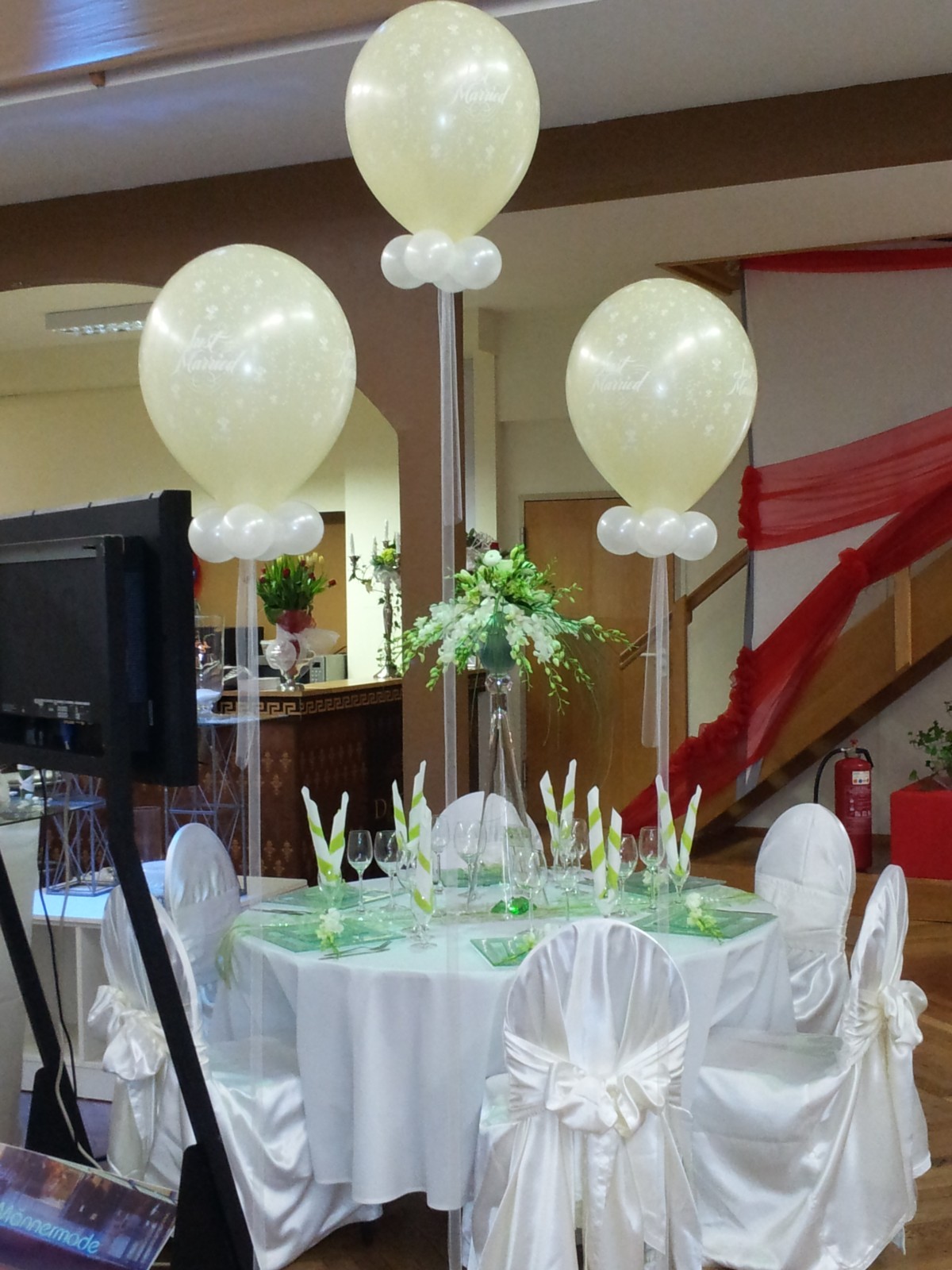 Tischdekoration Hochzeit mit schwebenden Ballons