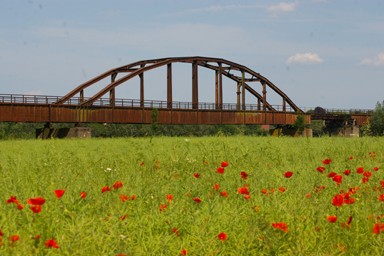 ehemalige Eisenbahnbrücke stillgelegte Bahnlinie
