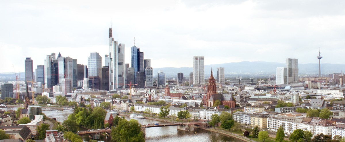 Frankfurt am Main Skyline mit Dom und Fluss