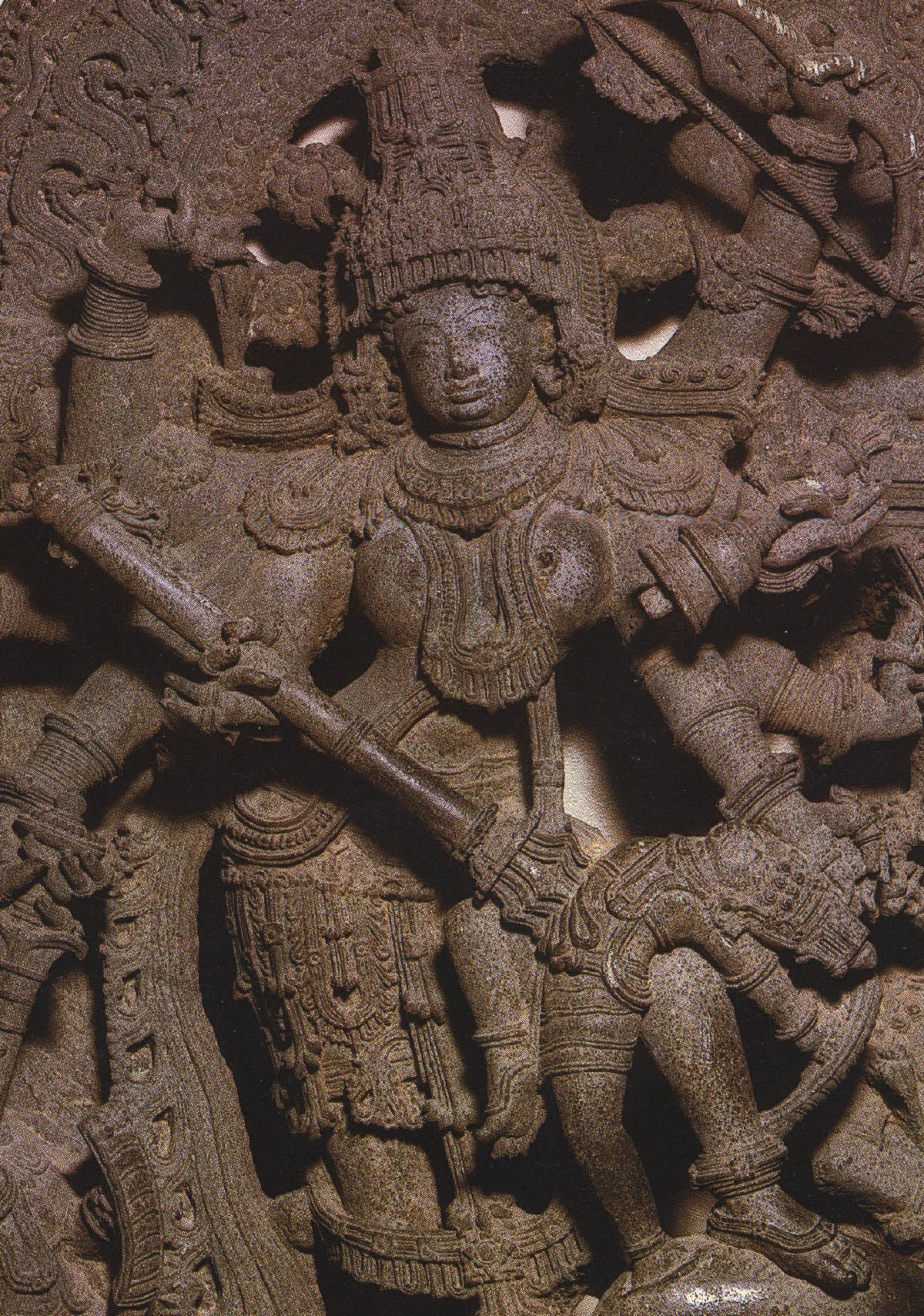 Durga tötet mit dem Flammenschwert den Büffeldämon. Die harmonischen Klänge ihrer Glocke bieten Schutz und führen sie auf den Pfad der Erleuchtung. Steinrelief, Mansur, Hoysala-Zeit, frühes 13. Jh. n. Chr., Victor & Albert Museum, London