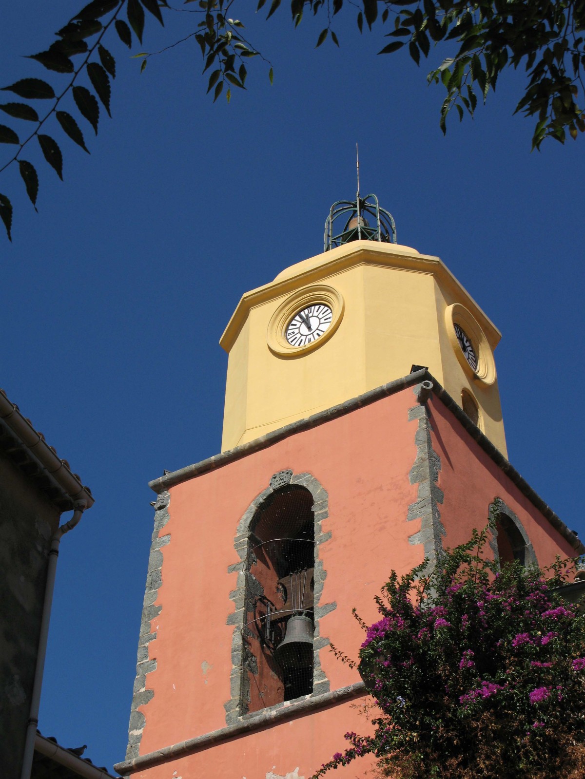Glockenläuten aus dem Turmfenster in San Tropez, Foto: Kurt Kramer.
