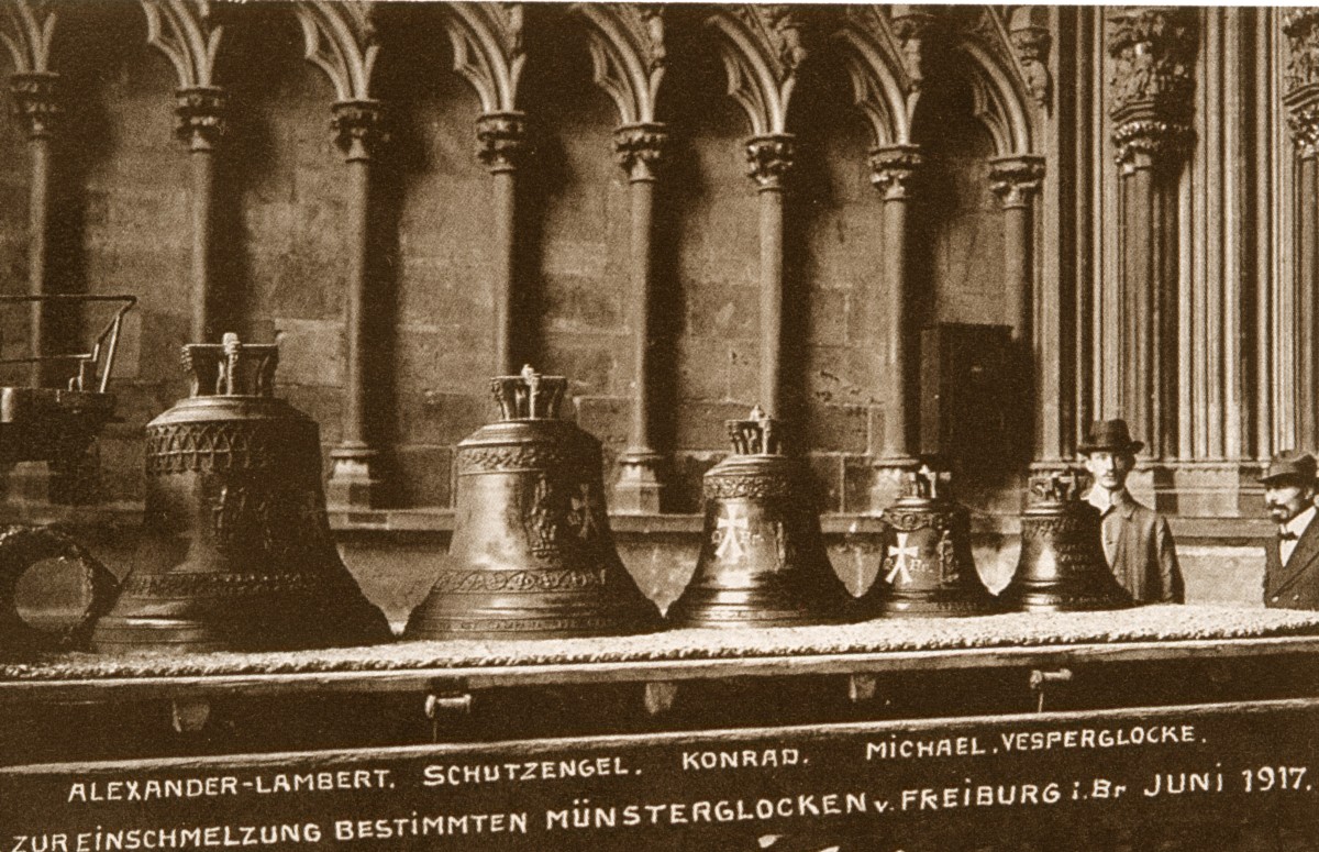Freiburg vor dem Münster. Die Glocken stehen 1917 zur Ablieferung für den Ersten Weltkrieg bereit.