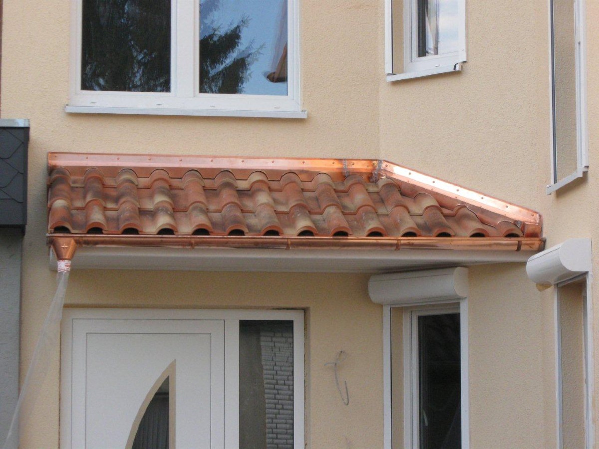 Dachrinne und Wandanschluß aus Kupfer an Vordach