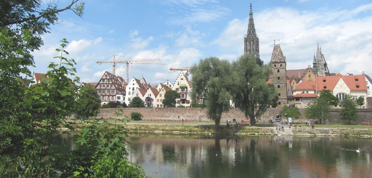 Donauradweg_Ulm mit Ulmer Münster von Neu-Ulm aus 
