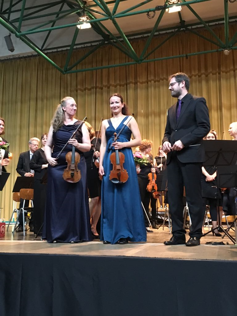 Foto vom Konzertende mit der Solistin Martina Trumpp, der Komponistin Sylvia Wimmershoff und dem Dirigenten David Hecker