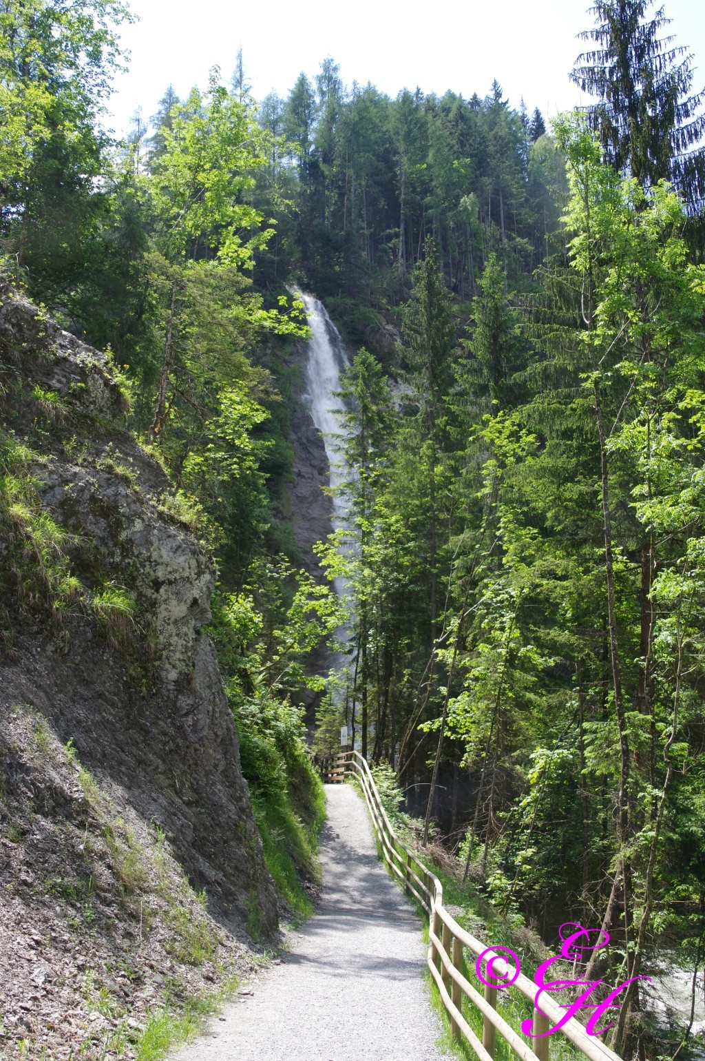 Weg führt zum Wasserfall