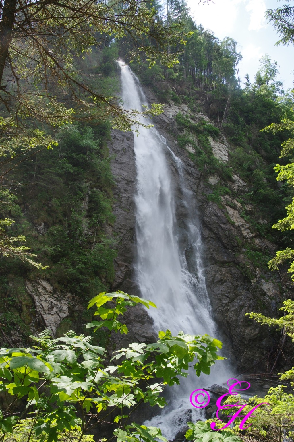 Beeindruckend stürzt der Wasserfall herunter