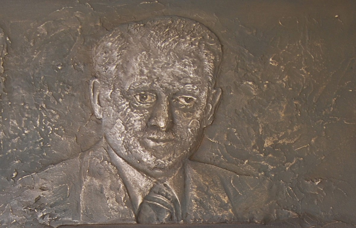 Bronzetafel mit Portrait