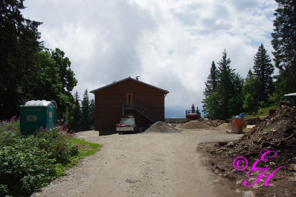 Die neue Hütte: fertig bis auf die Außenanlagen