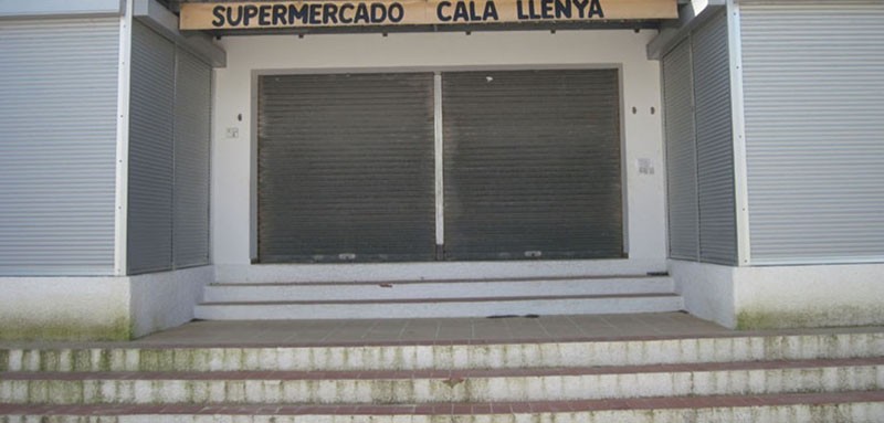 Cala Llenya geschlossener Supermarkt