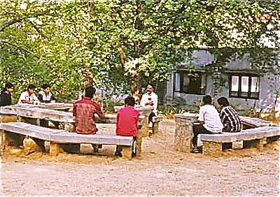 Schulklasse beim Unterricht im Freien