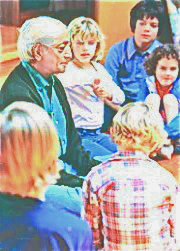 Krishnamurti sitzt mit Schülern zusammen