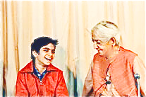 Krishnamurti und ein Schüler lachend