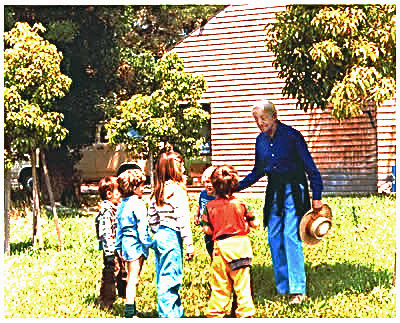 Krishnamurti mit jungen Schülern im Garten