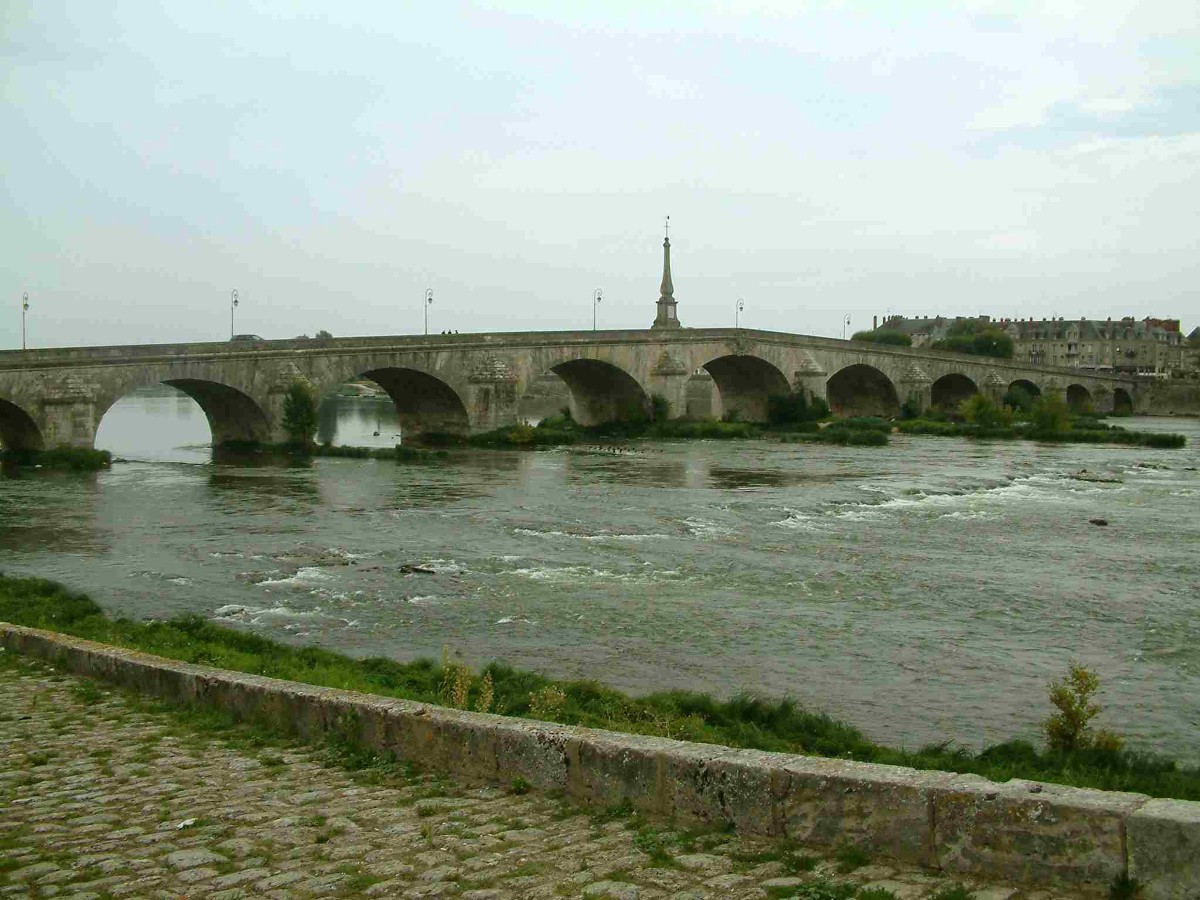 Brücke über den Fluss Loire