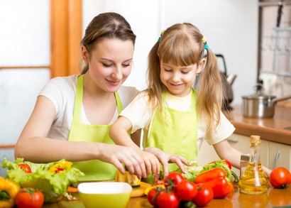 Mütterpflege - Mütterpflegerin bereitet Essen mit Kind