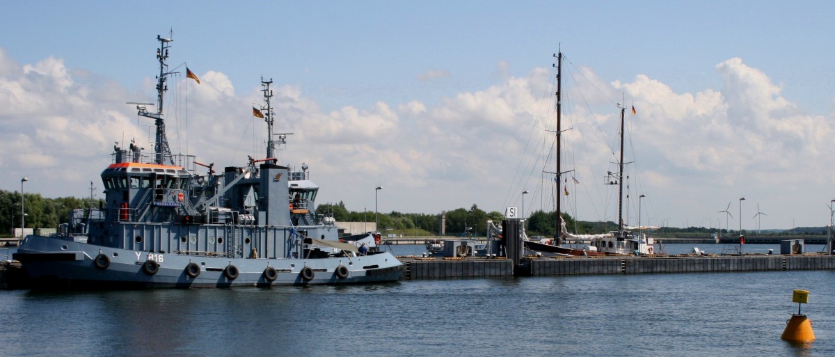 Boje vor dem Marinehafenschlepper "Vogelsand" und dem Segelschiff "SSB Nordwind" Marinestützpunkt Warnemünde