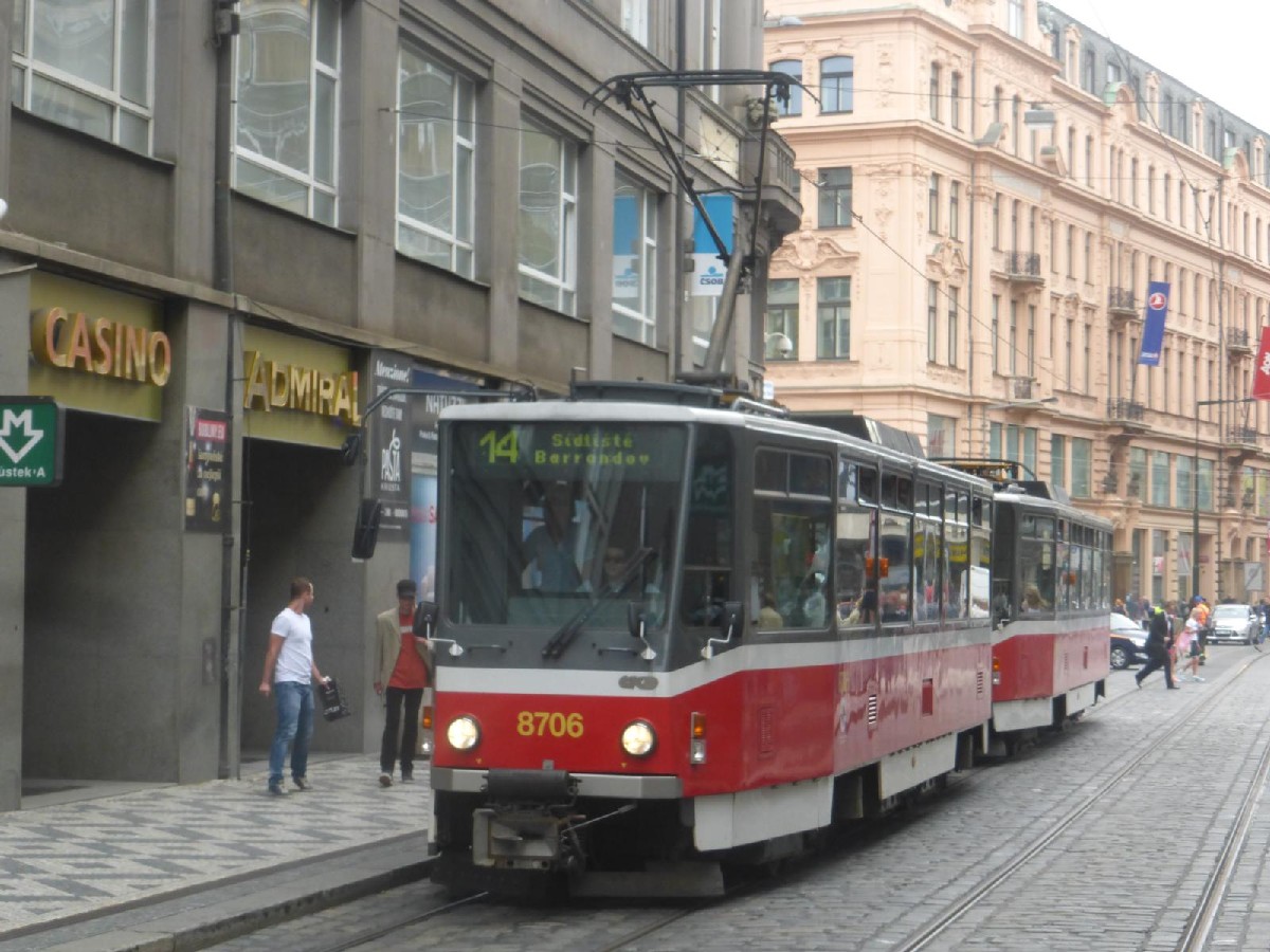Tatra T6A5 8706 in der Innenstadt von Prag