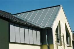 Dach- und Wandbereiche mit Zinkblech verkleidet