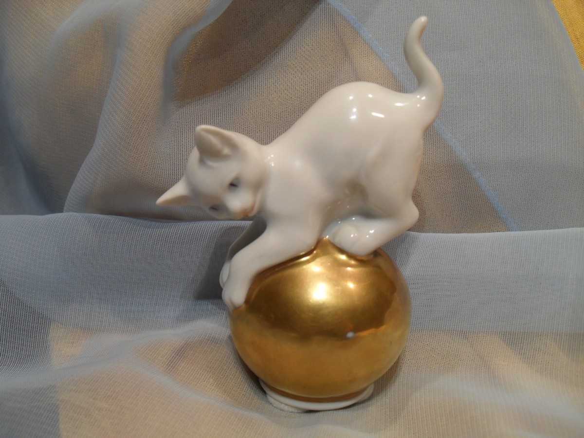 P137 Rosenthal Katze auf Kugel groß 590 weiß-gold 