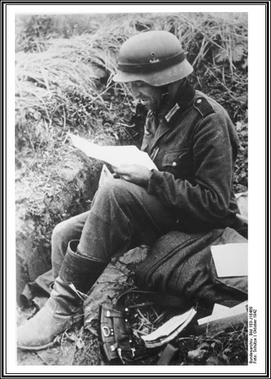 Soldat beim Lesen der Feldpost