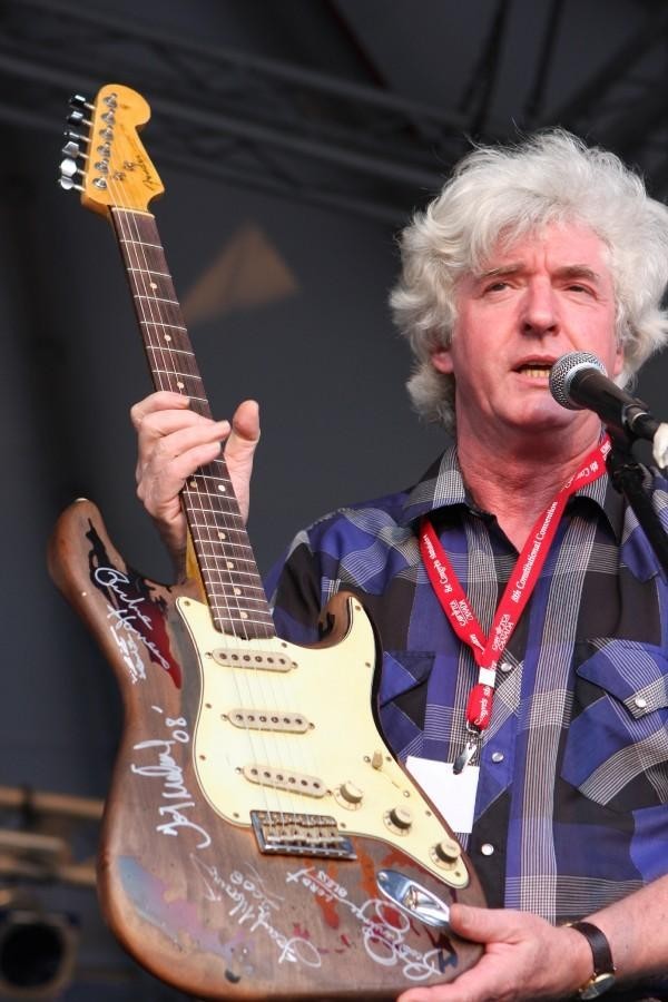 Donal mit einer Rory Gallagher Relic-strat von Fender!