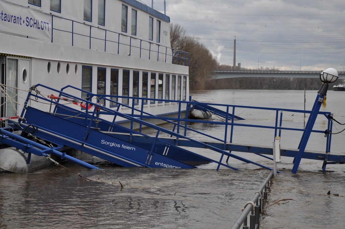 Mainufer, Hotel Schiff überschwemmt