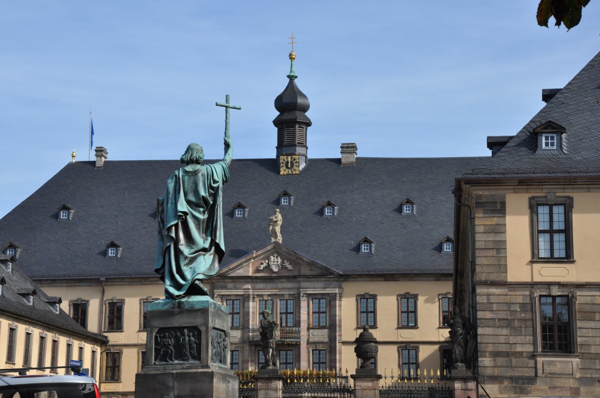 Schloss mit Bonifatius-Statue