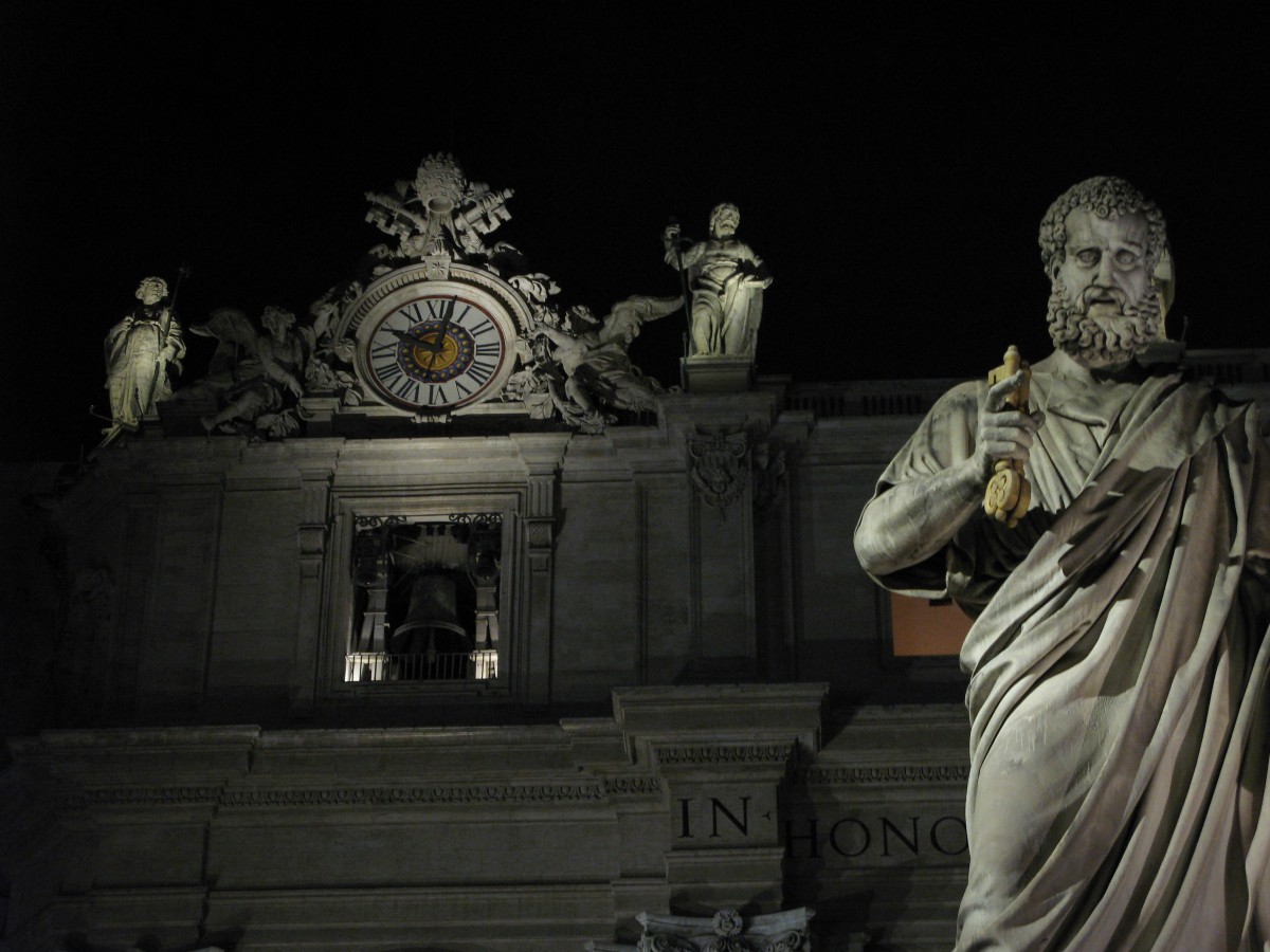Petrusstatue vor dem Petersdom bei Nacht - Blick auf die Petersglocke, auch Campanone genannt, Foto: Kurt Kramer