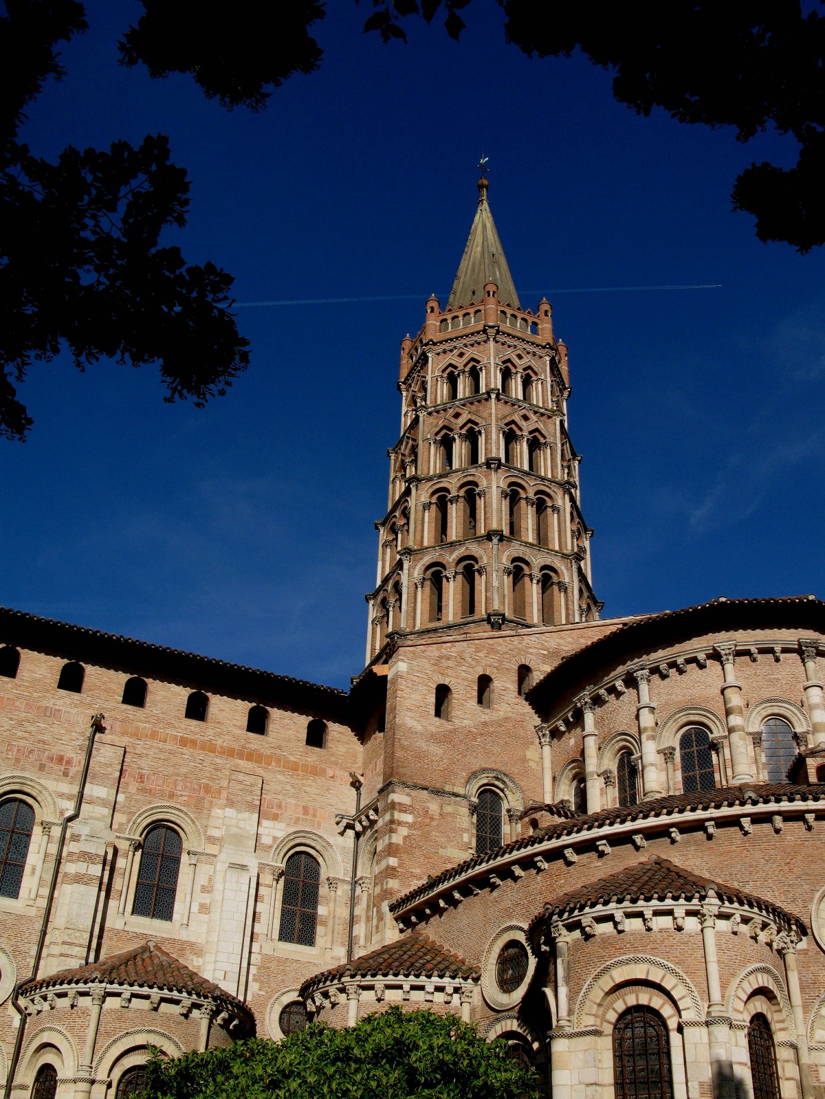 Die Kathedrale von Saint Sernin in Parvis Toulouse mit ihrem imposanten Glockenturm. Sie wurde von Papst Urban 1096 eingeweiht