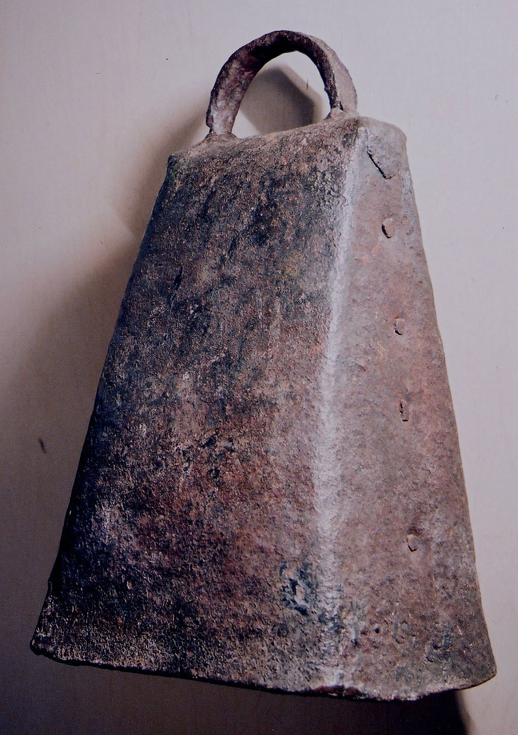 Eine aus Eisenblech geschmiedete und genietete Handgriffglocke aus der Abtei IONA, um 800, Wanderstab und Glocke gehörten zum Reisegepäck der irischen Wandermönche, Foto: Kurt Kramer