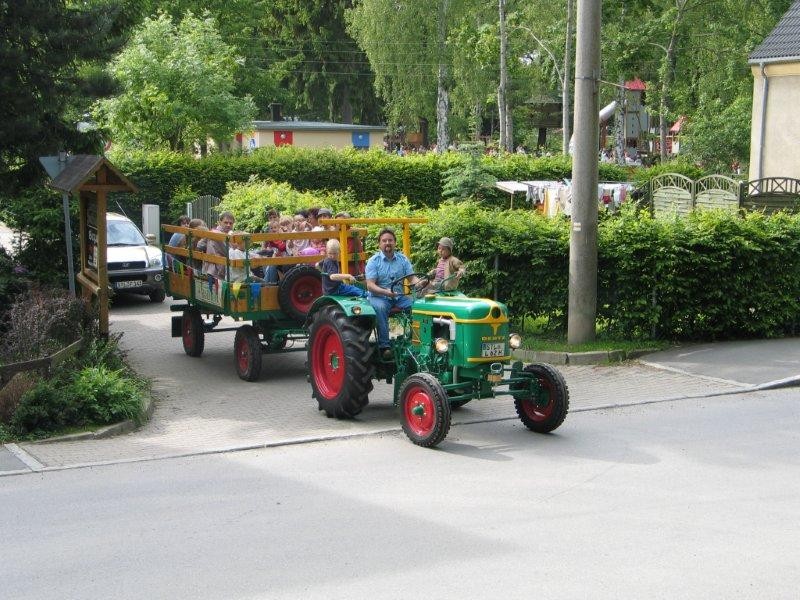 Traktor und Kremser beim Kinderfest