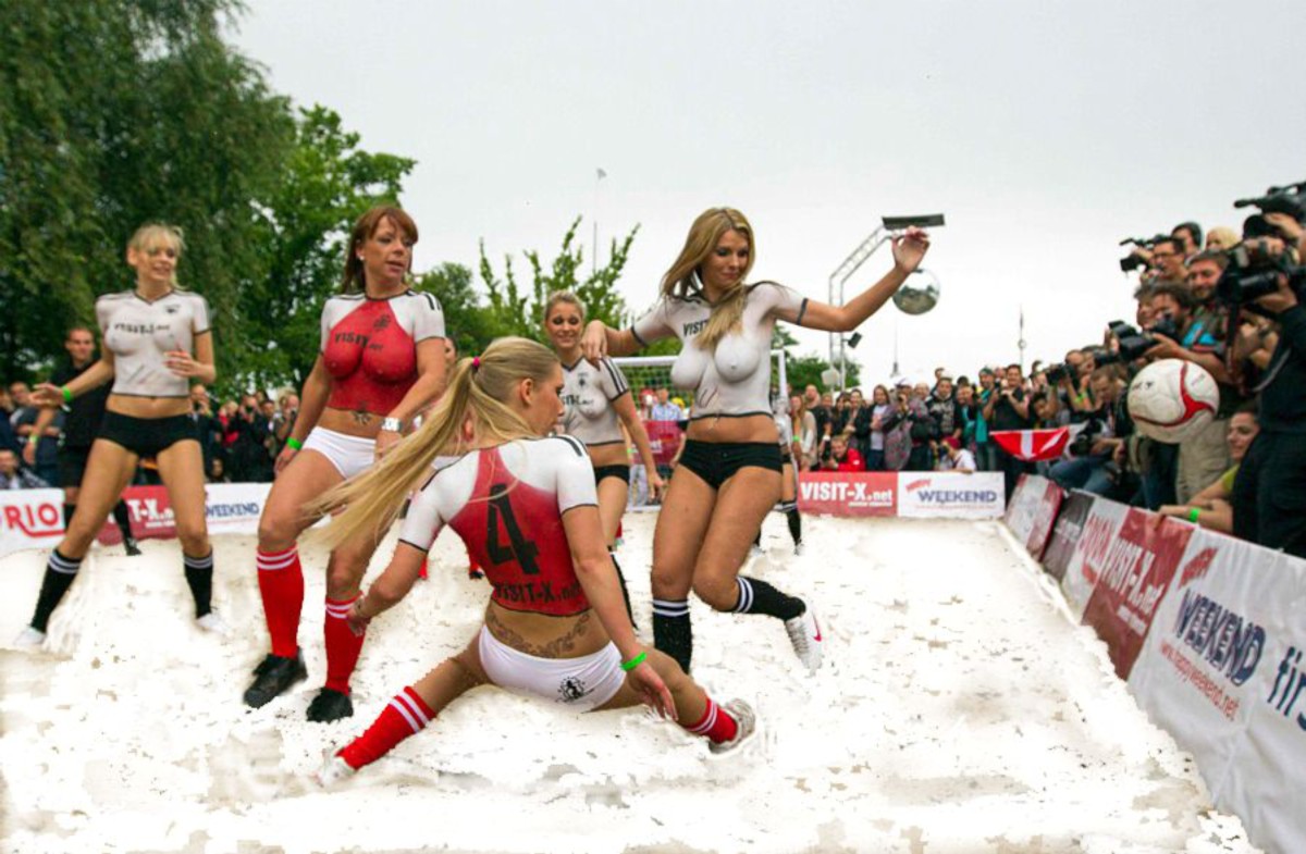 Snow-Soccer Melting Women