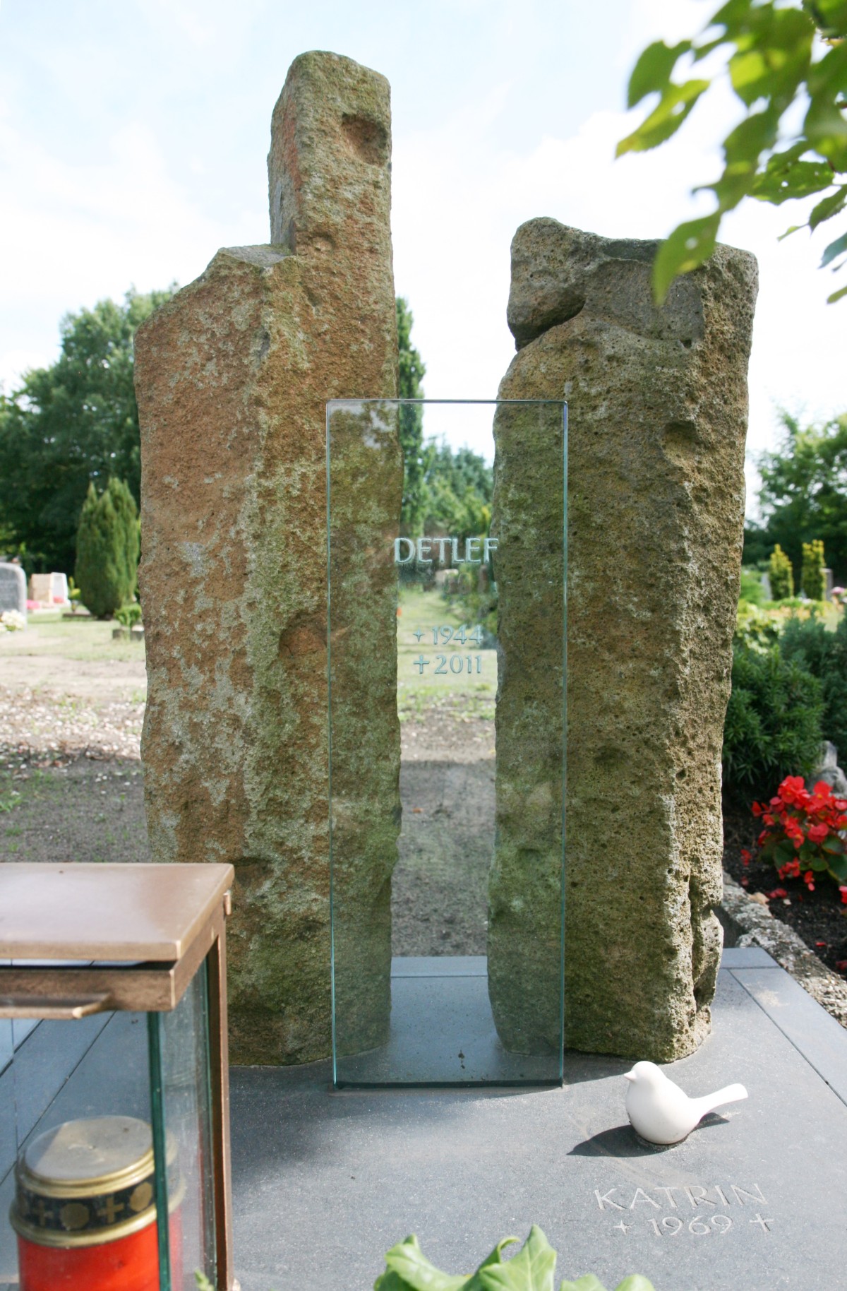 Zwei Stelen als Grabstein mit Glasplatte
