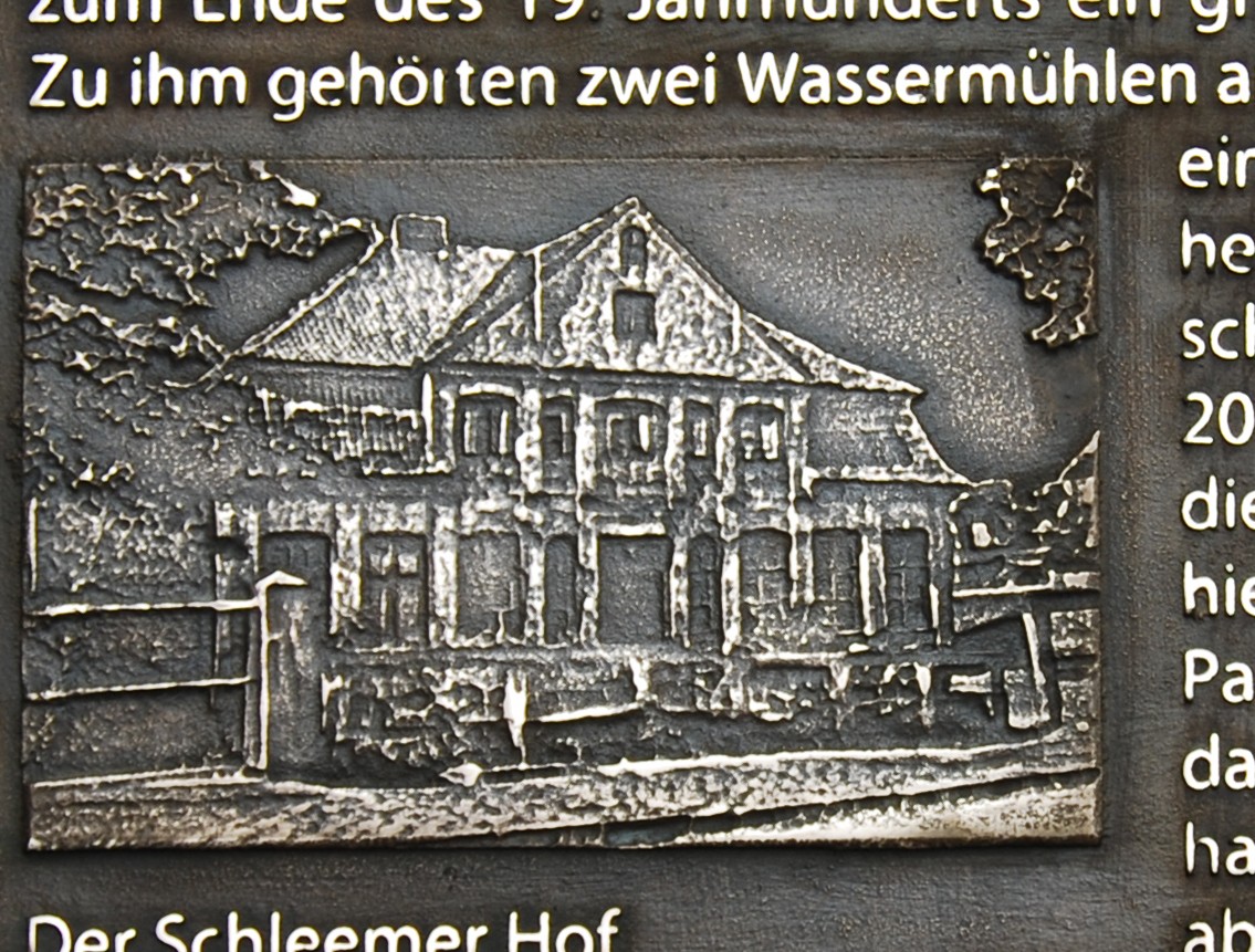 Gedenktafel mit Relief eines historischen Hauses 