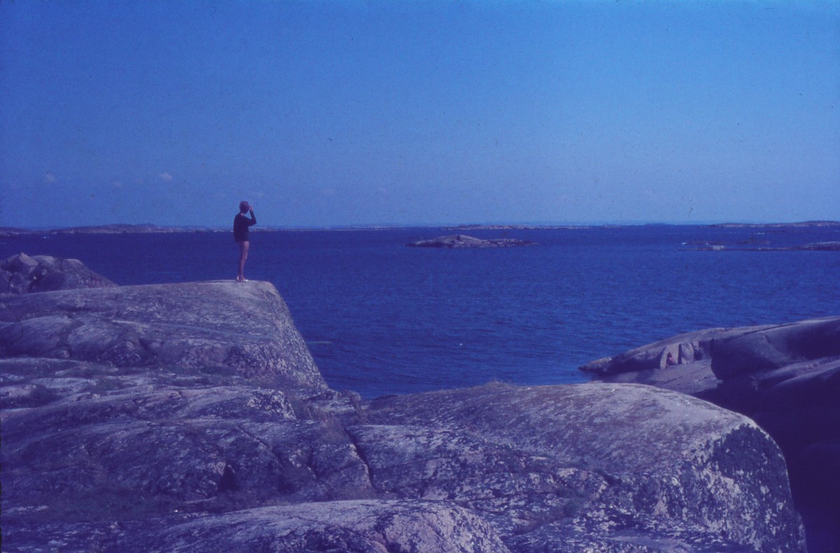 Smögen, Frau auf Felsen mit Inseln