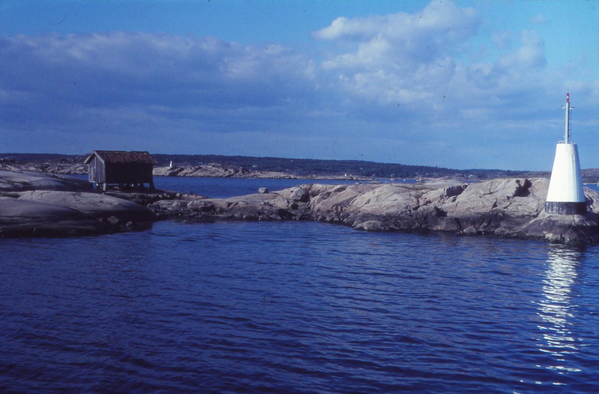 Smögen, Felseninsel mit Hütte und Boje