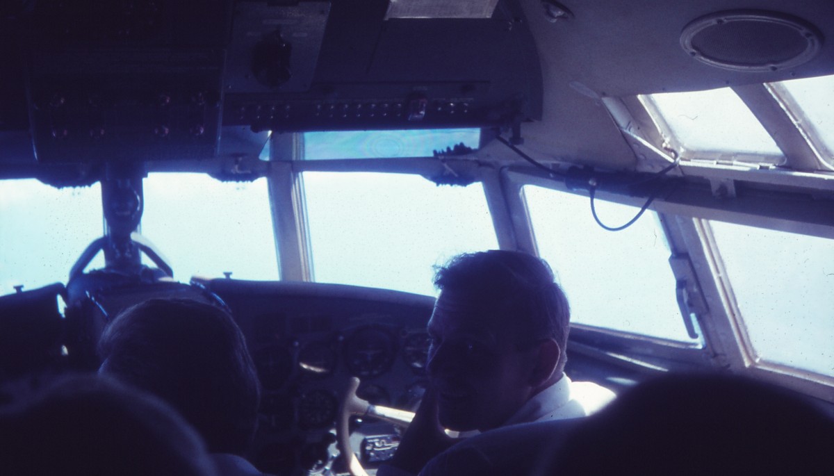 Im Cockpit der Propellermaschine