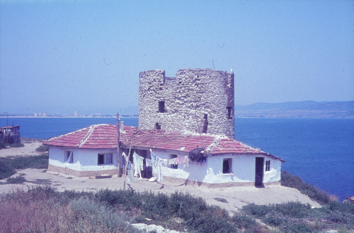 Nessebar, Haus mit Turm am Meer